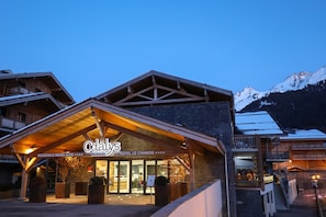 Front of property - evening/night - Odalys Résidence et Spa Mendi Alde (La Clusaz)