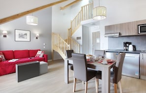 Fridge, microwave, stovetop, cookware/dishes/utensils - Résidence Odalys Aquisana (La Salle-les-Alpes)