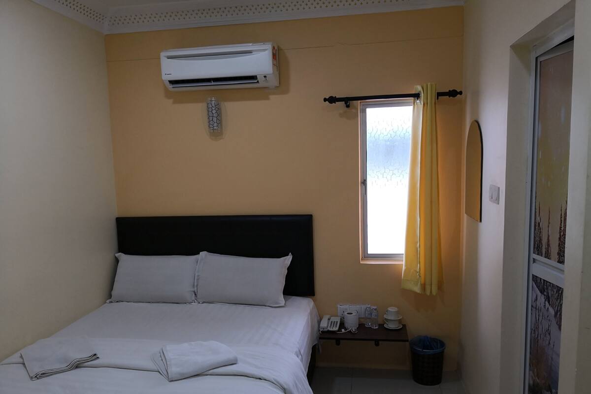 Deluxe Queen | Iron/ironing board (on request), WiFi (free)