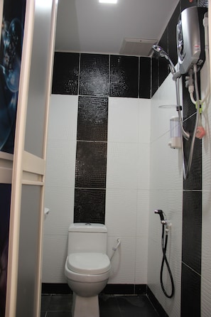 Standard Queen | Badkamer | Een douche, gratis toiletartikelen, handdoeken
