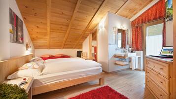 Una cassaforte in camera, una scrivania, insonorizzazione