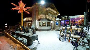 Aperto a pranzo e cena, cucina locale