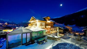 Facciata della struttura - sera/notte