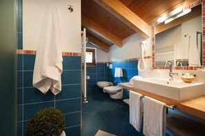 Dusche, kostenlose Toilettenartikel, Haartrockner, Bidet