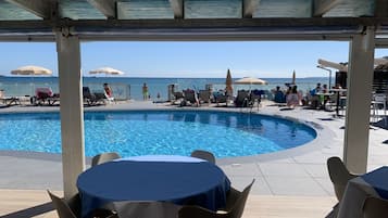 Petit déjeuner, déjeuner et dîner servis sur place, vue sur la plage