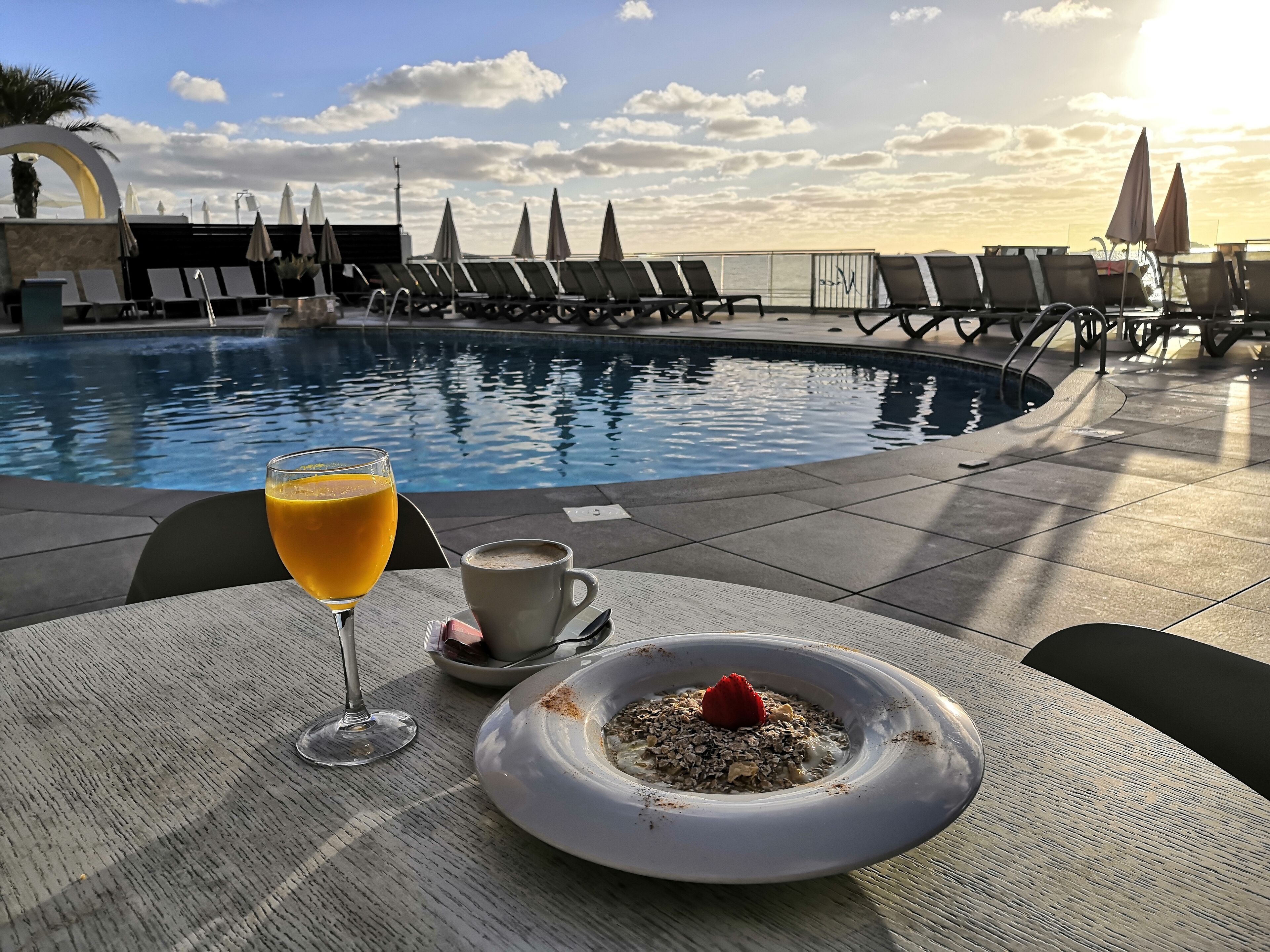 Daily cooked-to-order breakfast (EUR 8.5 per person)