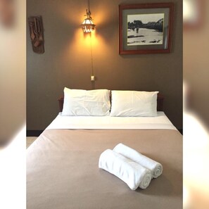 1 bedroom, rollaway beds, free WiFi, bed sheets - Royal thapae gate guesthouse (Chiang Mai)