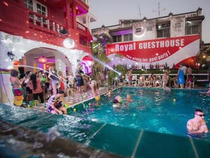 Outdoor pool - Royal thapae gate guesthouse (Chiang Mai)