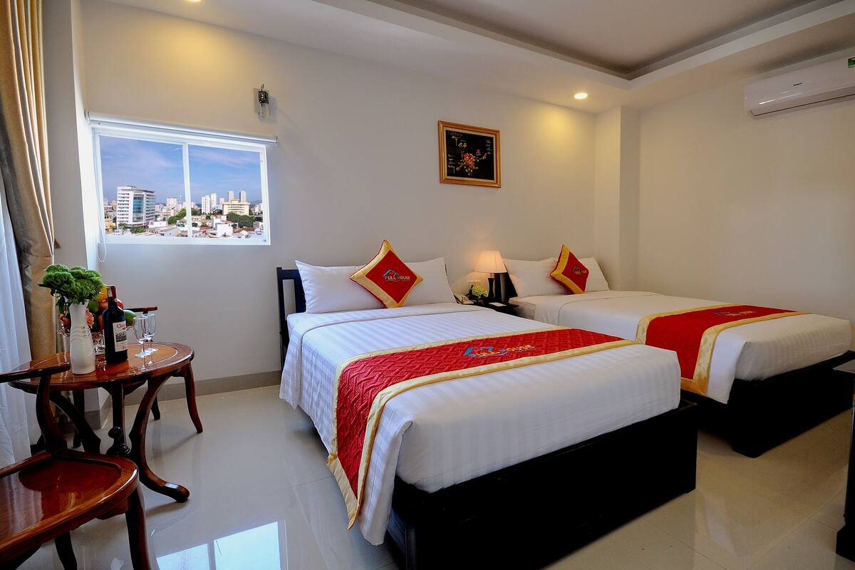 Phòng Deluxe, quang cảnh thành phố | Nệm có lớp đệm bông, minibar, két bảo mật tại phòng, bàn 