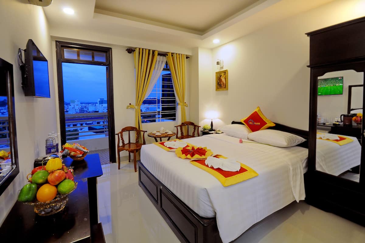 Phòng Premier | Nệm có lớp đệm bông, minibar, két bảo mật tại phòng, bàn 