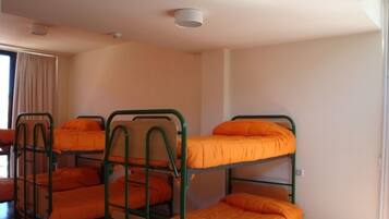 Yhteismajoitus, jaettu kylpyhuone (5 bunk beds) | Pimennysverhot, lisävuoteet, ilmainen Wi-Fi