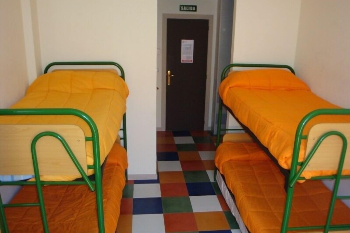 Phòng tập thể, phòng tắm dùng chung (2 bunk beds) | Màn/rèm cản sáng, giường gấp/giường phụ (phụ phí) 