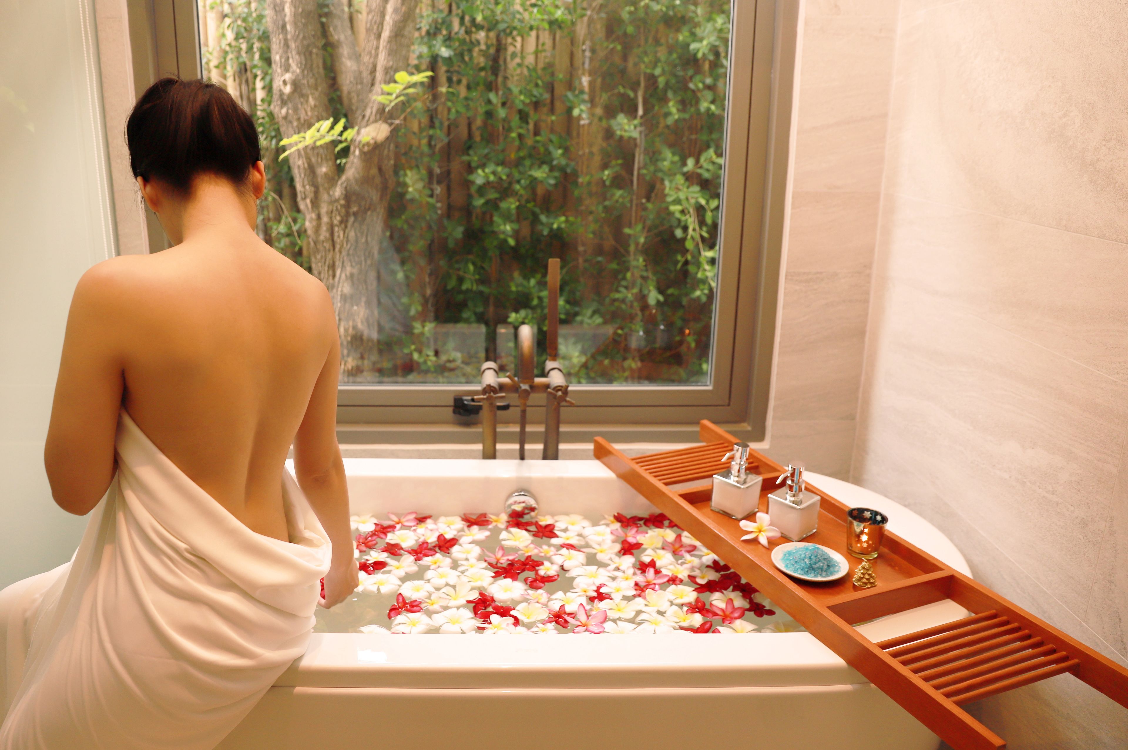 body treatments, aromatherapy, deep-tissue massages, thai massages