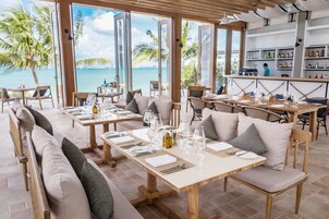 2 restaurants, lunch, dinner served; international cuisine