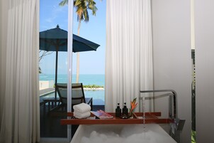 Celes Beachfront Pool Suite | Minibar, in-room safe, desk, free cribs/infant beds