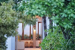 Daily buffet breakfast (THB 850 per person)