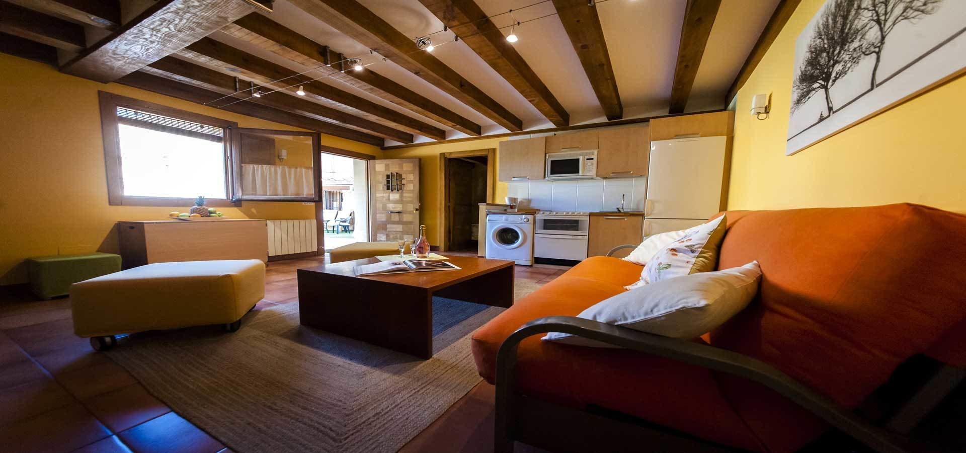 Apartamento, 2 quartos, suíte, vista para o jardim (Melocotón) | Área de estar | TV de tela plana 32 polegadas com canais digitais, TV