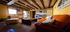 LÀgenhet - 2 sovrum - eget badrum - utsikt mot trÀdgÄrden (Melocotón) | Vardagsrum | 32-tums platt-tv med digitalkanaler och tv