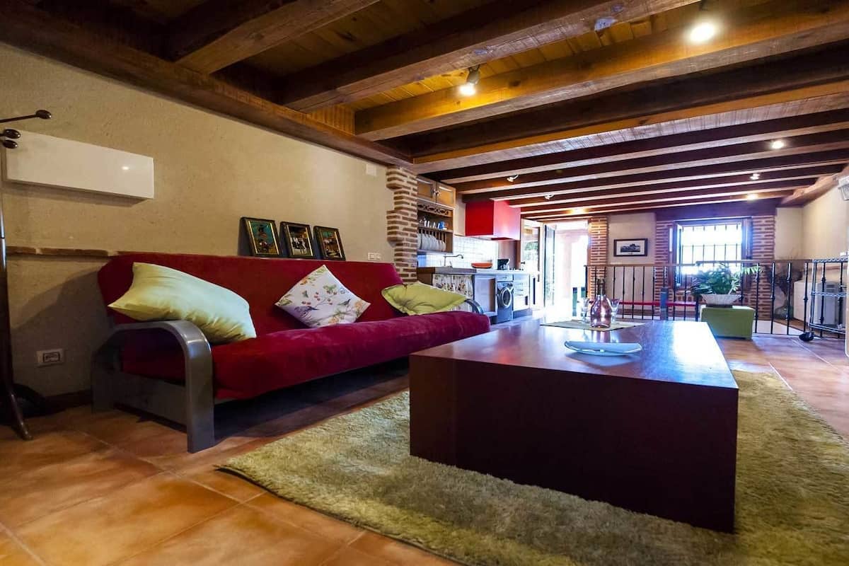 Appartamento, 1 camera da letto (Menta) | Area soggiorno | TV a schermo piatto 32 pollici con canali digitali, TV