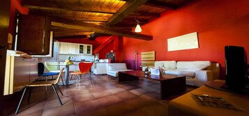 Apartamento, 2 habitaciones (Fresa) | Zona de estar | Televisión de pantalla plana de 32 pulgadas con canales digitales