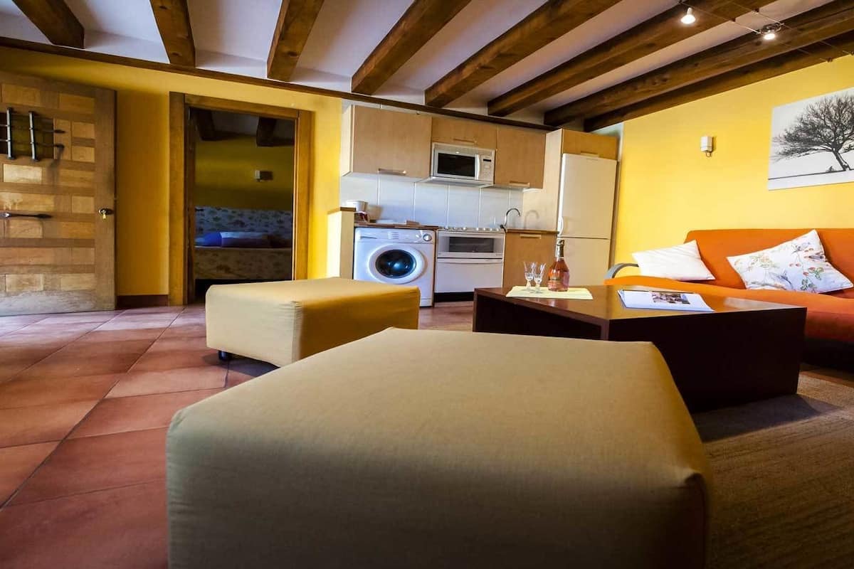 Appartamento, 2 camere da letto, bagno in camera, vista giardino (Melocotón) | Area soggiorno | TV a schermo piatto 32 pollici con canali digitali, TV