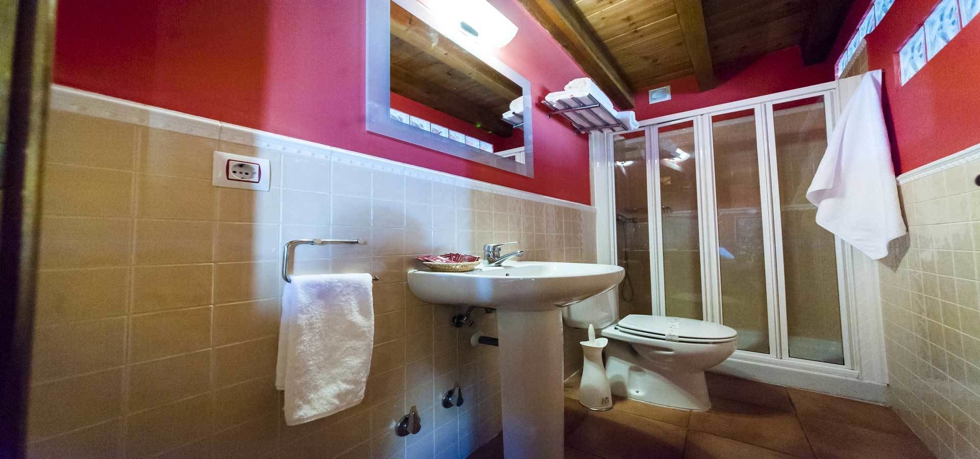 Un baño con lavamanos, inodoro y ducha.