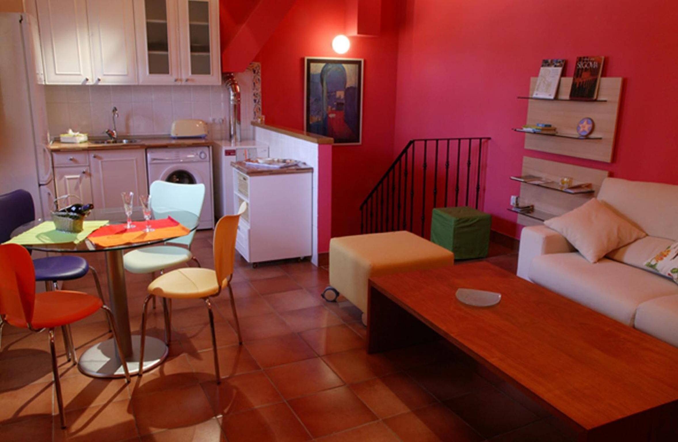 Un espacio habitable compacto con cocina, comedor y sofá.