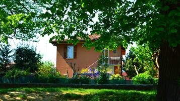 Vista frontal de la propiedad