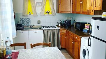 Departamento, 2 habitaciones, cocina, vista al parque | Cocina privada | Refrigerador, cafetera de espresso y cafetera y tetera