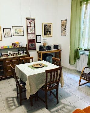 Suite, salle de bains privée, vue jardin | Coin séjour