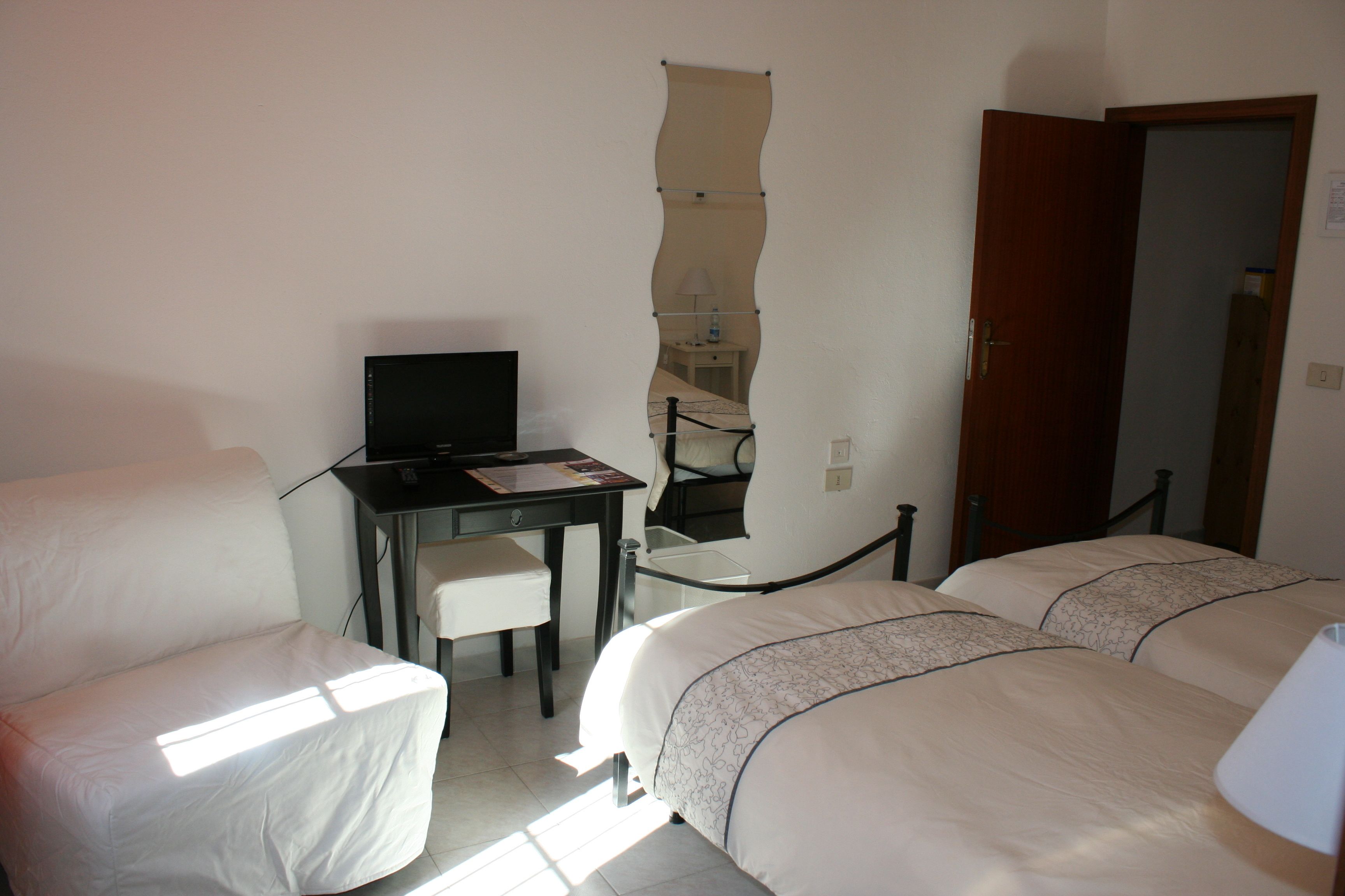 Suite, Private Bathroom, Garden View | Room amenity