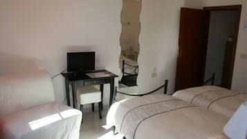 Suite, Private Bathroom, Garden View | Room amenity