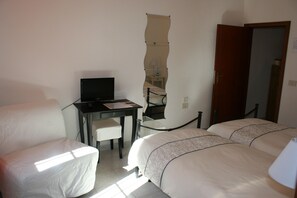 Suite, Private Bathroom, Garden View | Room amenity - Il Giardino nel Parco R&B (Bologna)