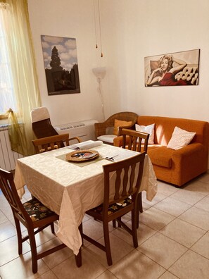 Suite, Private Bathroom, Garden View | Living area | Flat-screen TV - Il Giardino nel Parco R&B (Bologna)