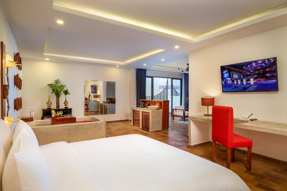 Premium Suite | Premium bedding, minibar, in-room safe, individually decorated