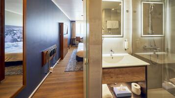 Minibar, coffres-forts dans les chambres, bureau