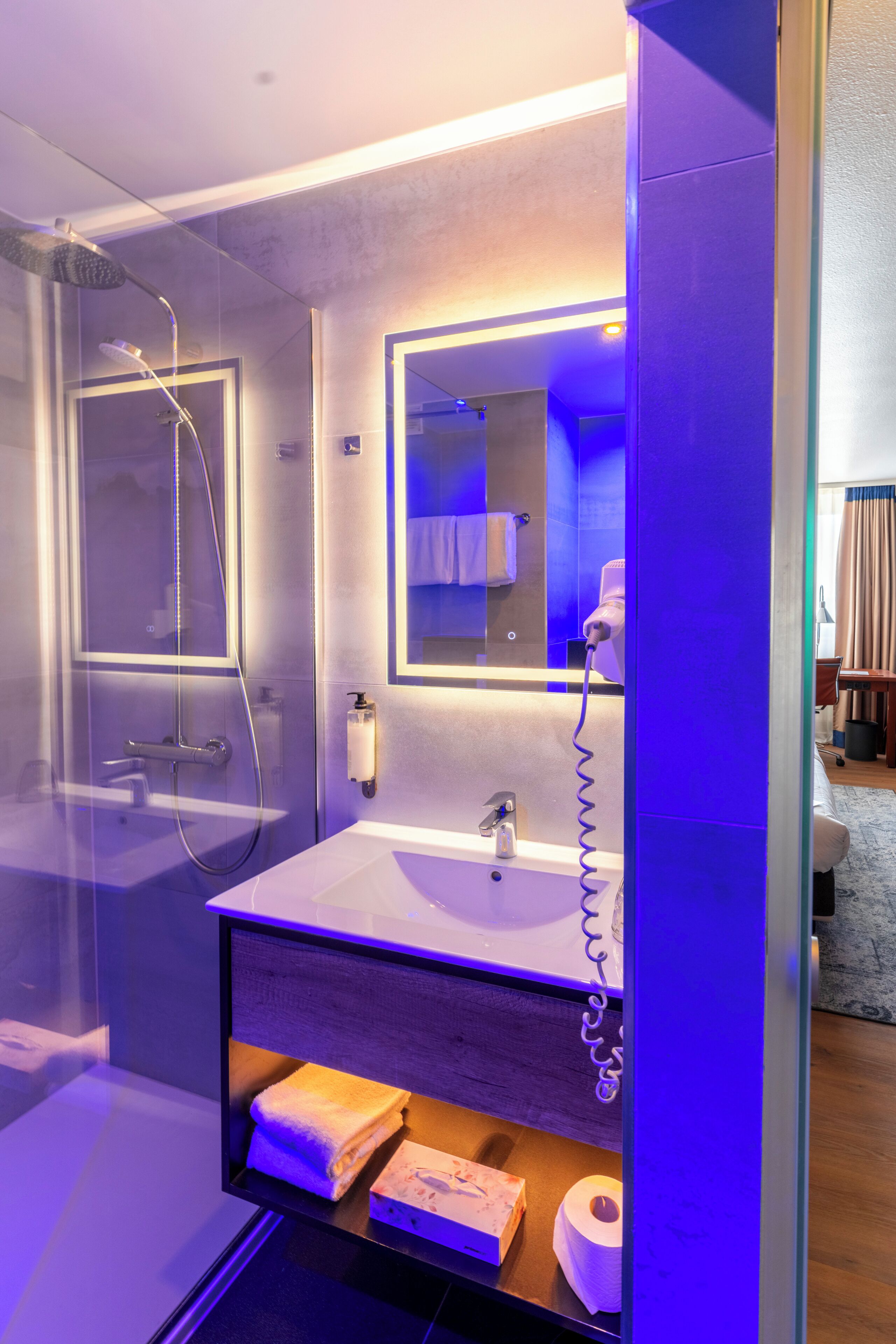 Frigobar, cofres nos quartos, escrivaninha