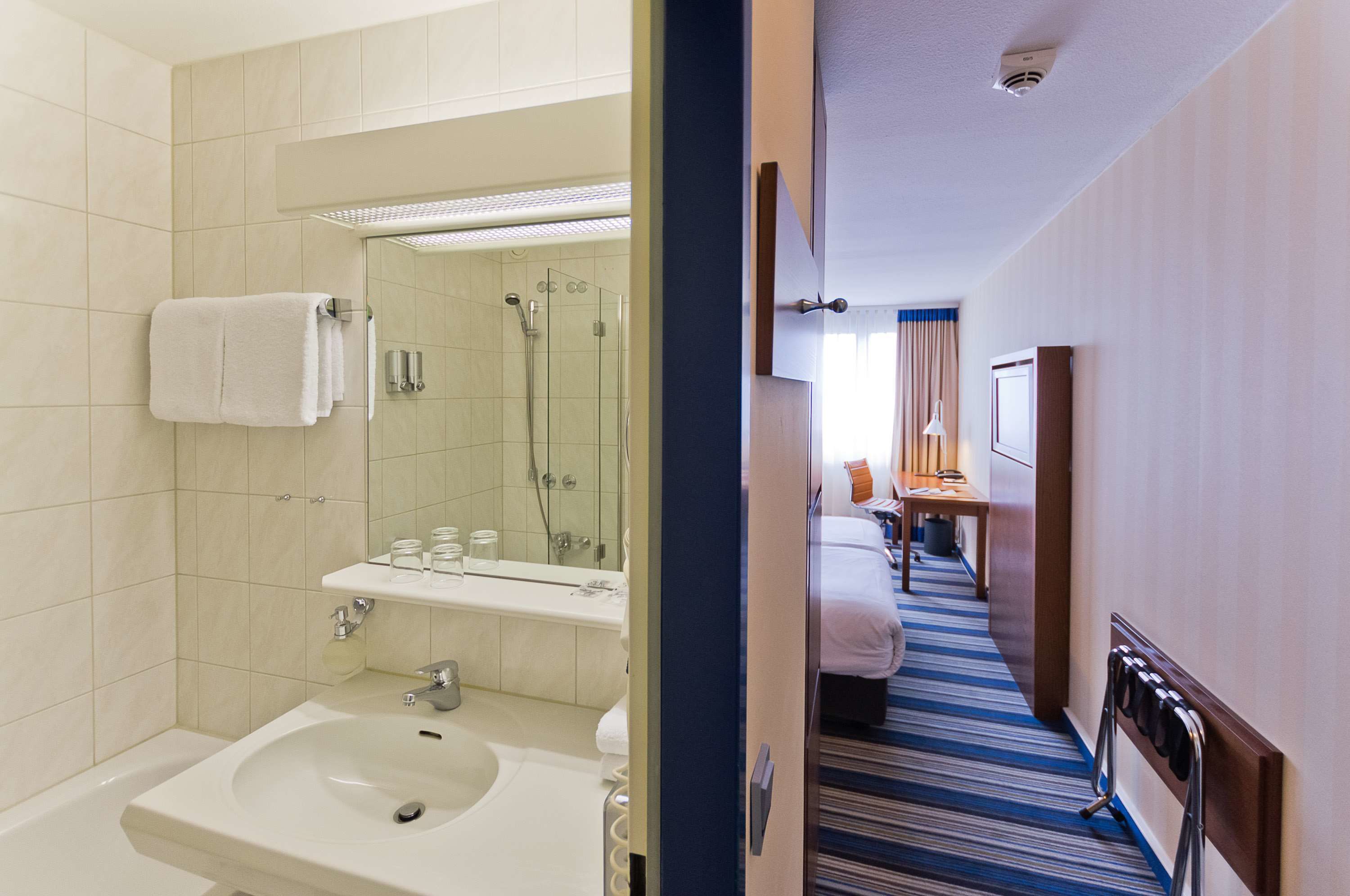 superior single room | bathroom | shower, free toiletries, towels