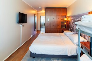 Minibar, in-room safe, desk, laptop workspace - Arthotel ANA im Olympiapark (Munich)