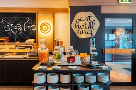 Desayuno buffet diario (EUR 19.5 por persona). Arthotel ANA im Olympiapark