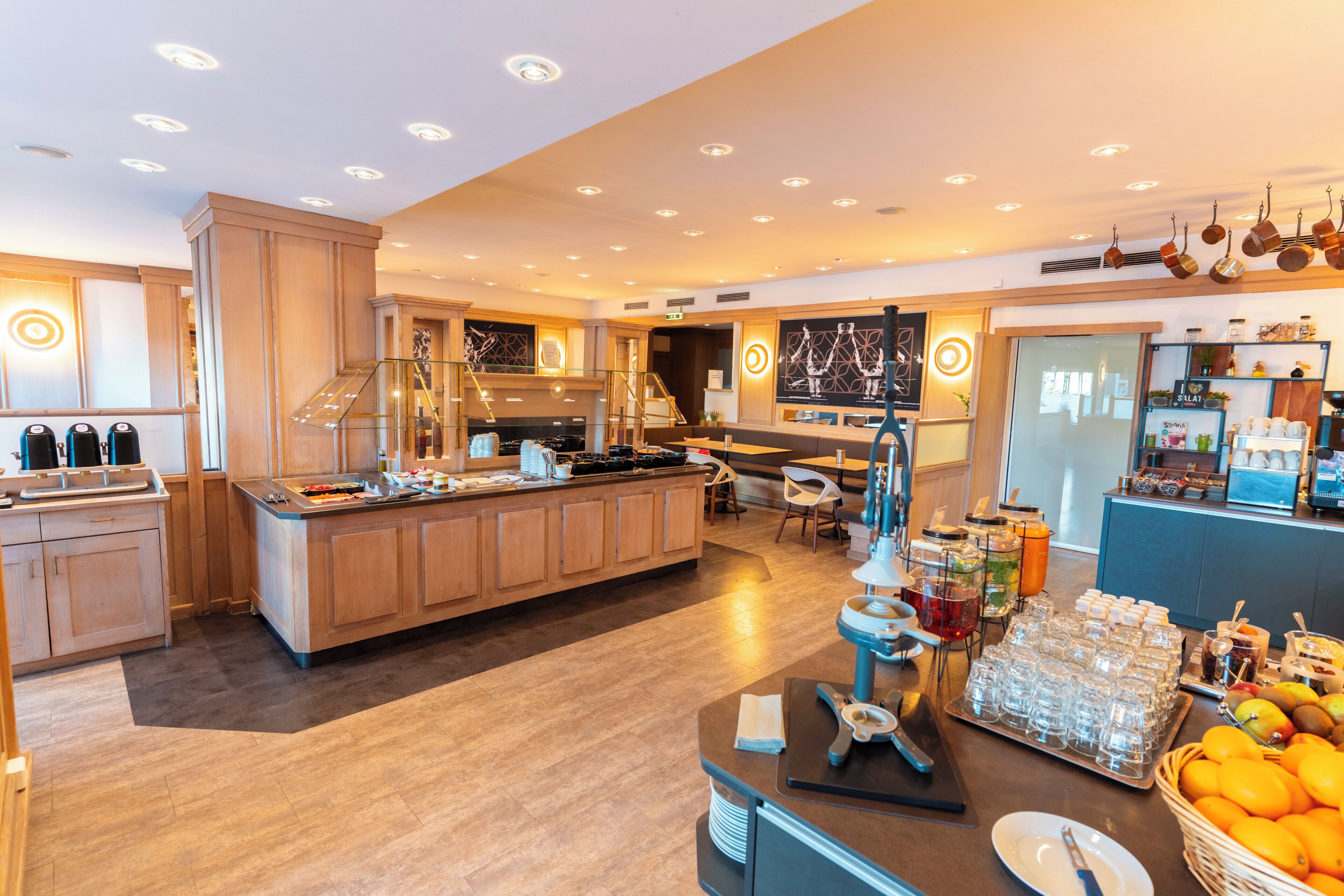 Café da manhã com buffet diário (EUR 19.5 por pessoa) 