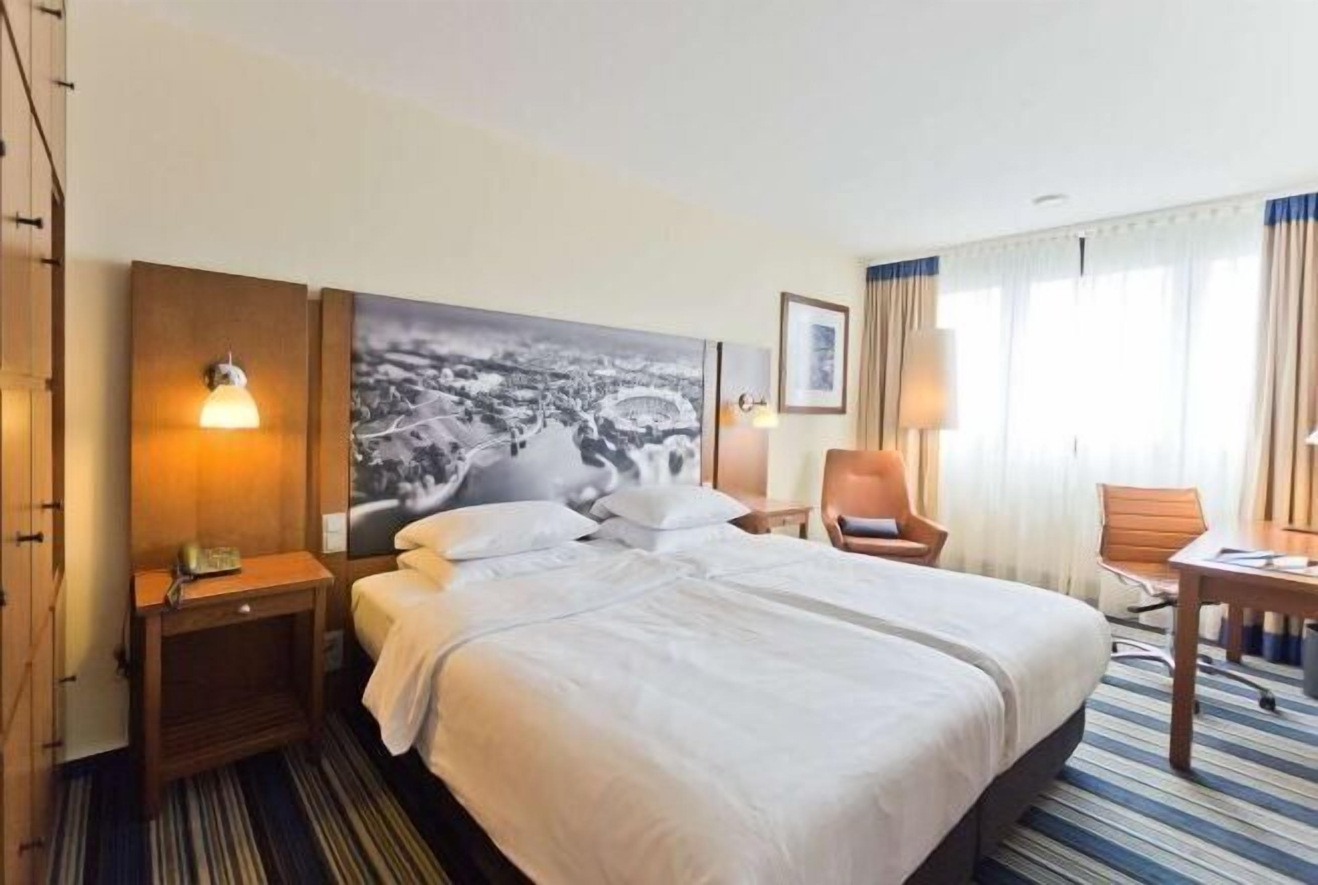 Minibar, in-room safe, desk, laptop workspace