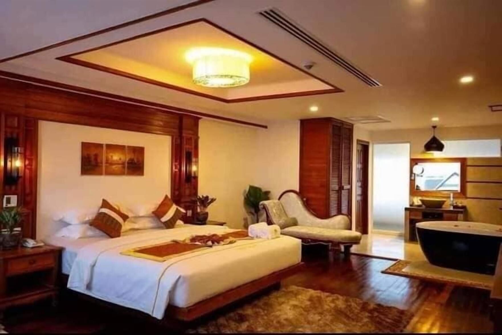 Minibar, in-room safe, desk, laptop workspace