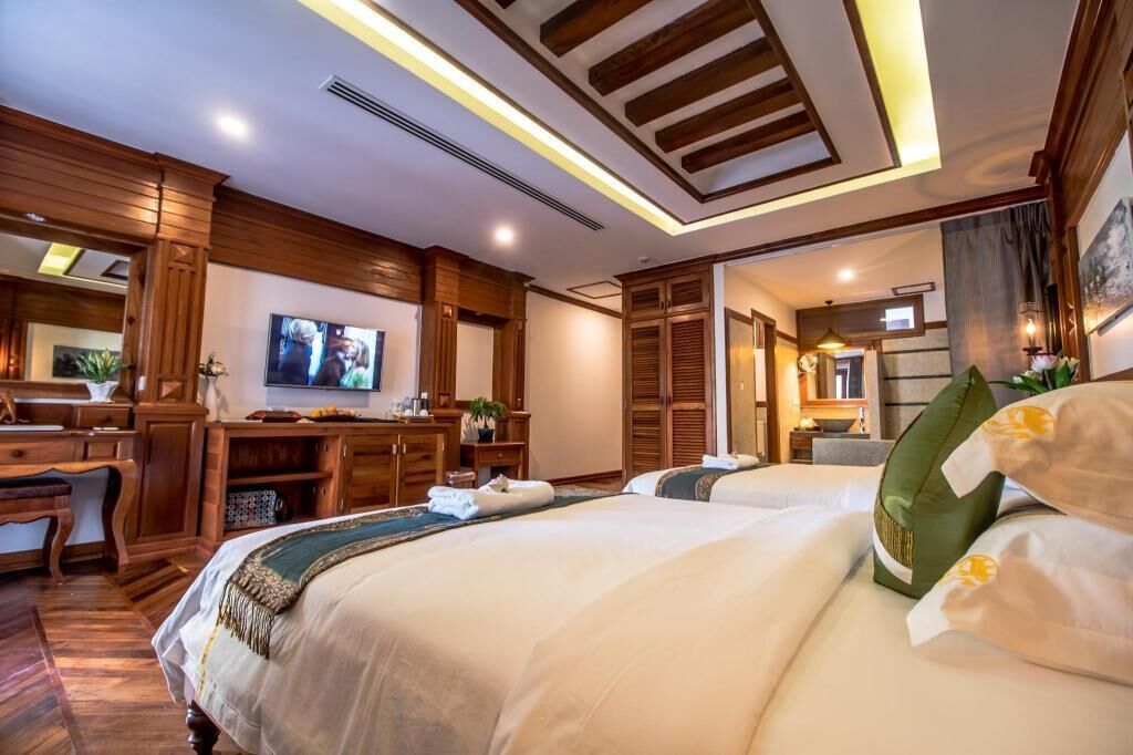 Minibar, caja de seguridad en la habitación y escritorio 