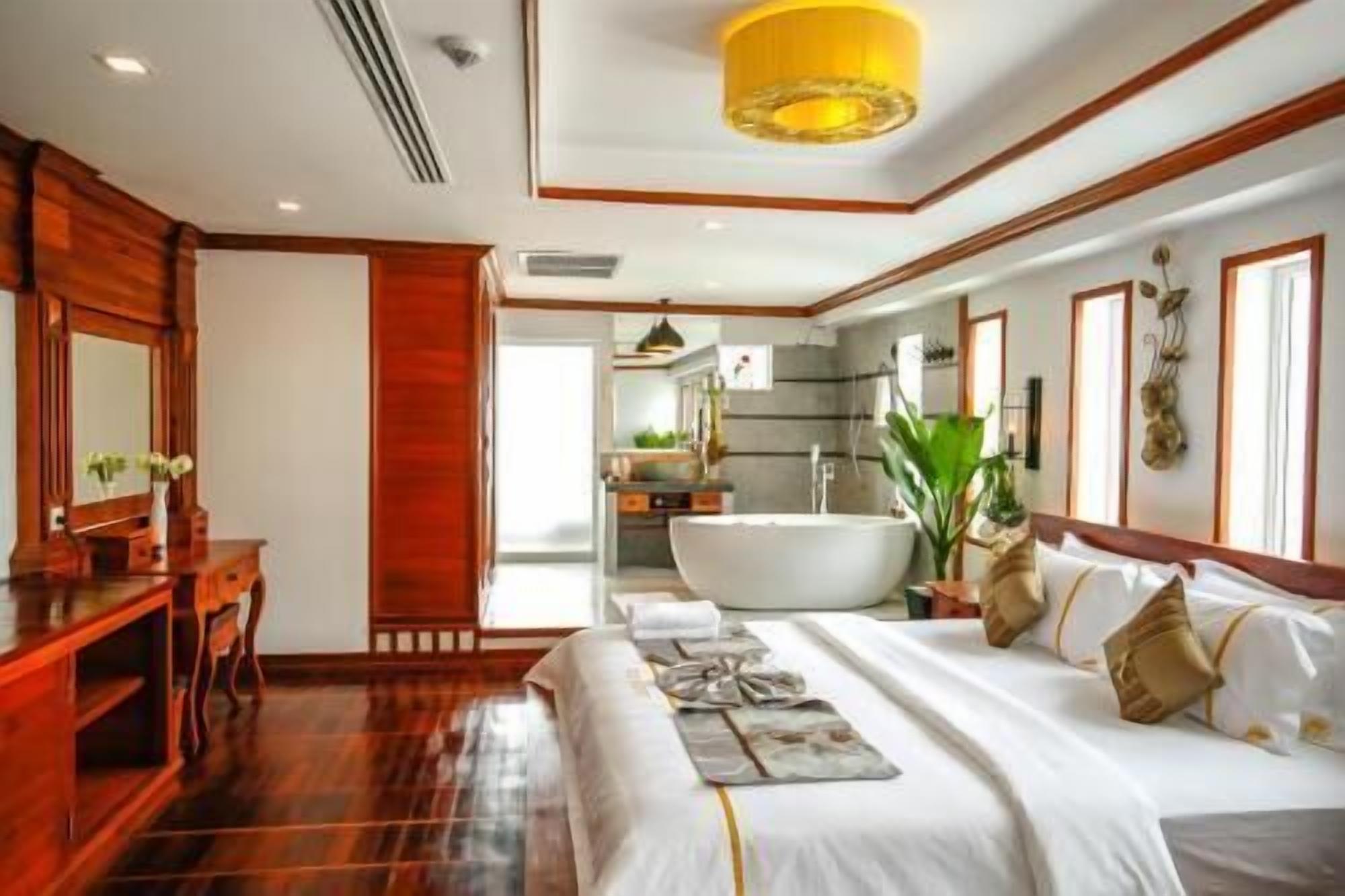 Minibar, in-room safe, desk, laptop workspace