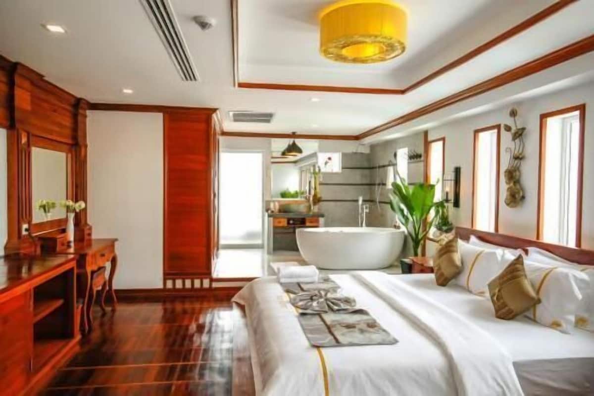 Minibar, in-room safe, desk, laptop workspace