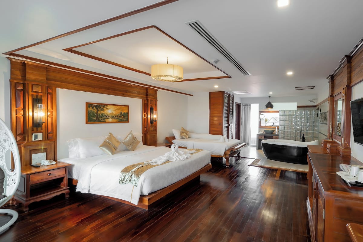 Family Suite | Bar mini, peti besi dalam bilik, meja, ruang kerja komputer riba 