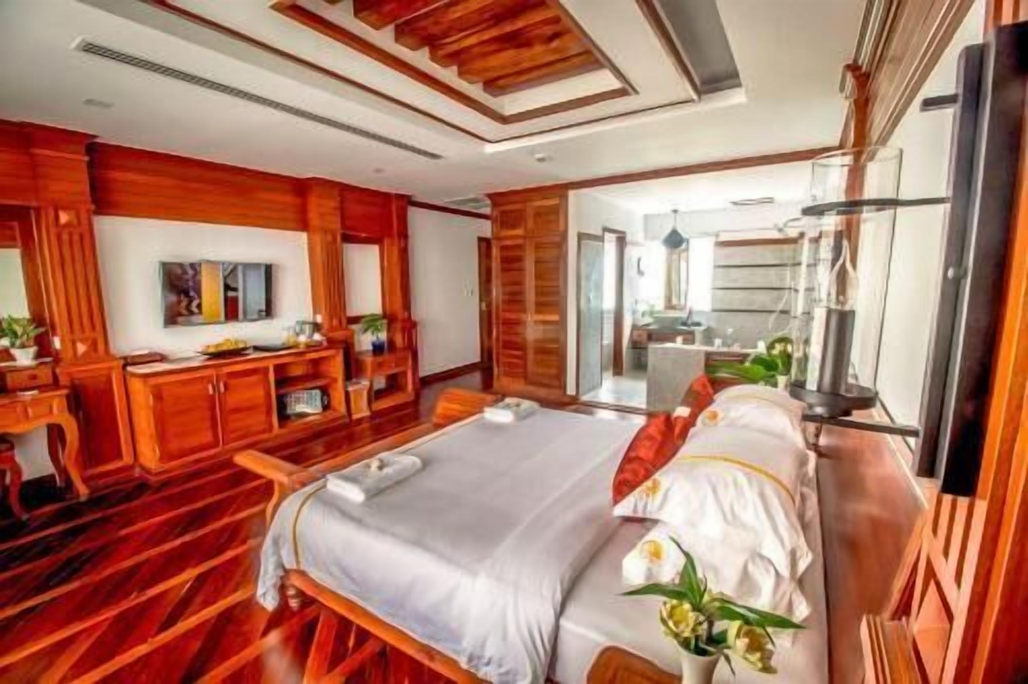 Minibar, in-room safe, desk, laptop workspace