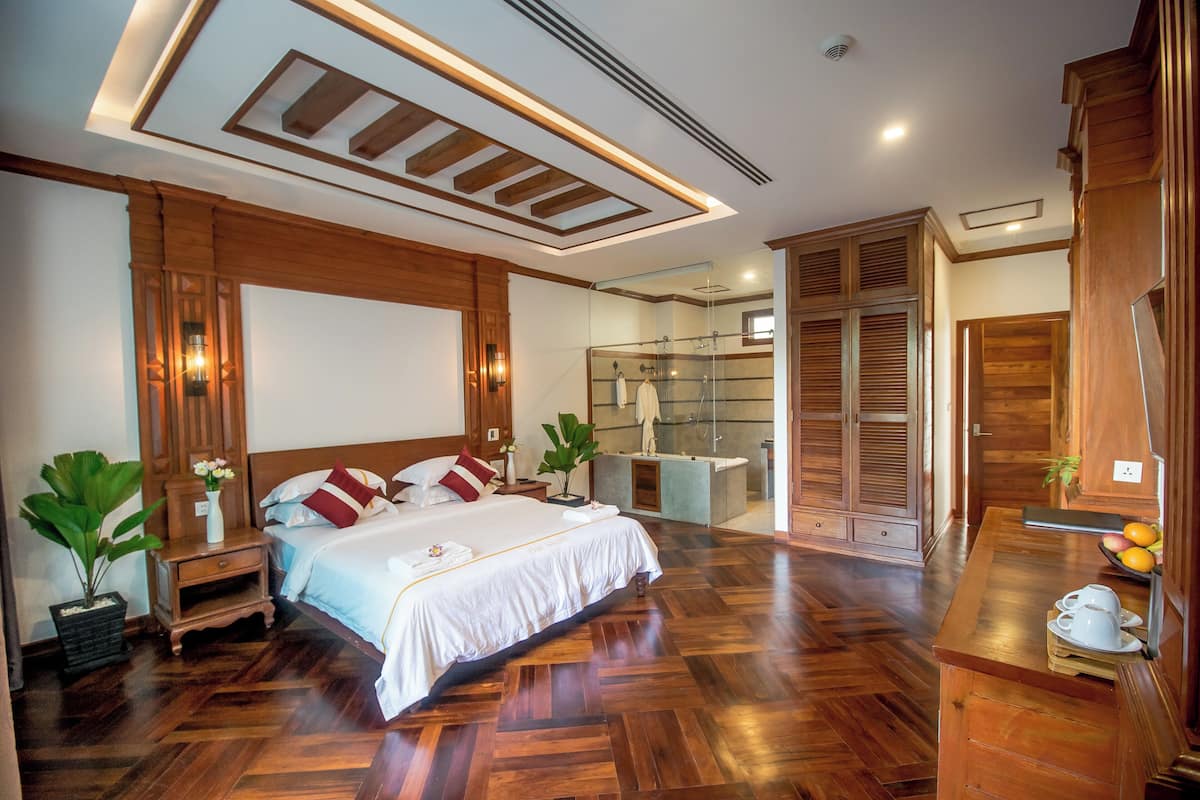 Deluxe King Room | Bar mini, peti besi dalam bilik, meja, ruang kerja komputer riba 