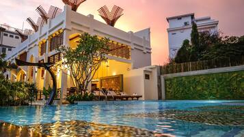 Outdoor pool, pool umbrellas, sun loungers